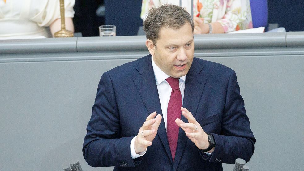Klingbeil warb im Bundestag für sein Gesetz. Foto: Carsten Koall/dpa