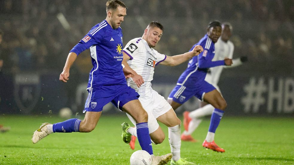 Vergangene Saison schied Kickers Emden (links Fabian Herbst) im Viertelfinale gegen den Drittligisten VfL Osnabrück aus. Foto: Doden/Emden