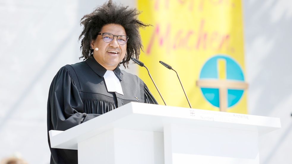 Pastor Quinton Ceasar aus Wiesmoor bei seiner Predigt auf dem Kirchentag 2023. Foto: DEKT/Bongard