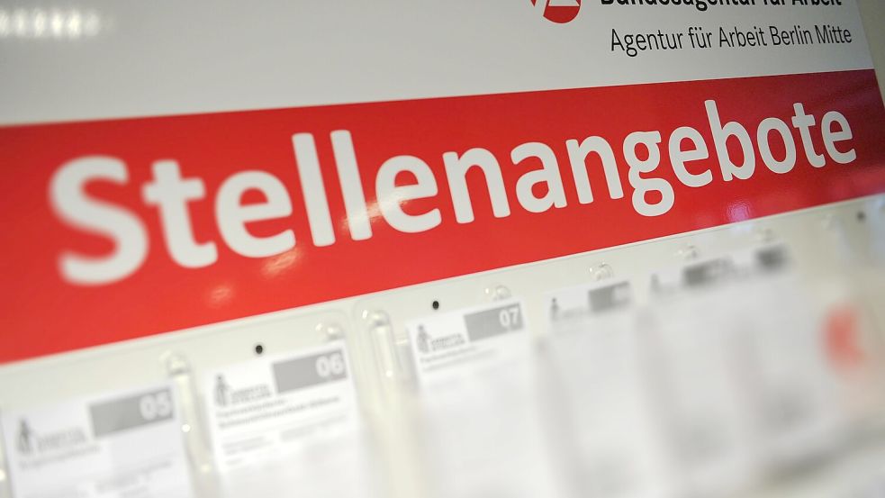 Die Entwicklung auf dem Arbeitsmarkt bleibt verhalten (Archivbild). Foto: Paul Zinken/dpa