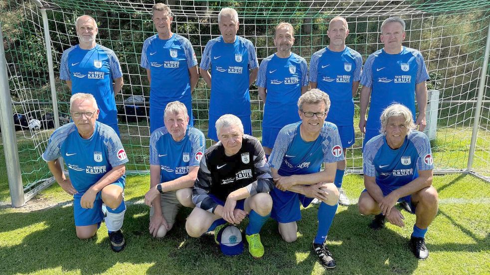 Die Ü60 der SG BW Papenburg mit (hinten von links) Heinz-Bernhard Arling, Andreas Robin, Jakob Sinnigen, Karl-Heinz Santen, Rolf Kampling, Willi Hiebing sowie (vorne von links) Günter Cordes, Herbert Kruse, Klaus Tammen, Willi Bojer und Alfons Andrees wurde in Engter Niedersachsenmeister 2025. Foto: privat