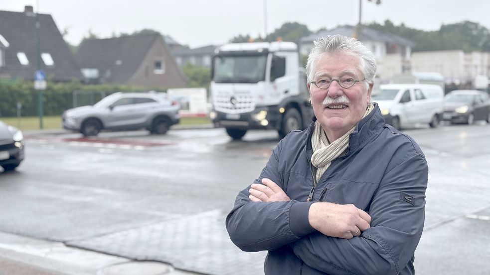 Harm-Jürgen Koch steht vor der Kreuzung Ostertorstraße/Schützenstraße. Hinter ihm sind viele Fahrzeuge. Foto: Lars Löschen