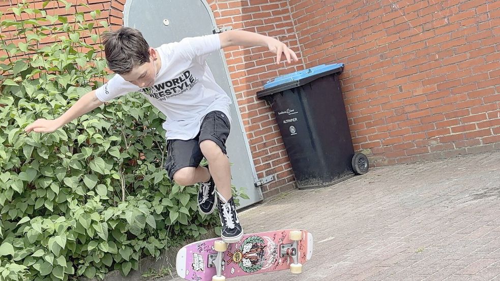 Der zehnjährige Joel Römer aus Ostrhauderfehn ist Weltmeister im Freestyle-Skaten. Foto: Jasmin Oltmanns