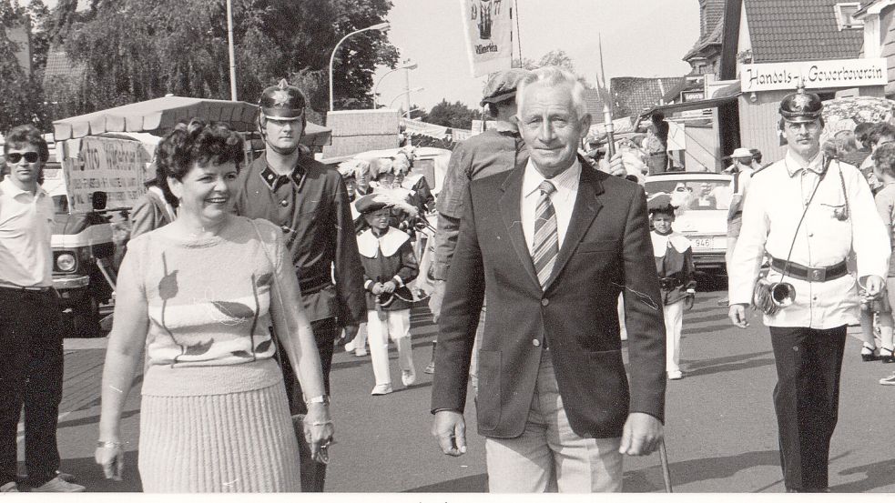 Ein Bild aus den Anfangsjahren: Hedwig Pruin mit dem damaligen Gemeindebürgermeister Folkert Baumann beim Einmarsch. Foto: Sammlung Pruin