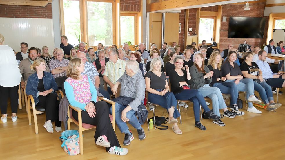 Großes Interesse an der Ratssitzung herrschte am Mittwochabend. Rund 80 Zuhörer, darunter Erzieherinnen und Eltern, verfolgten die Debatte zur Kita in Strücklingen. Foto: Hans Passmann