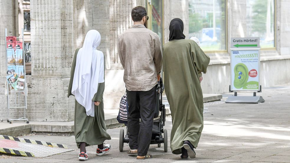 Zurzeit dürfen jeden Monat 1.000 Angehörige von Geflüchteten nach Deutschland nachziehen. Union und SPD wollen den Familiennachzug komplett aussetzen. Grüne und Linke finden das unmenschlich. Foto: IMAGO/Winfried Rothermel