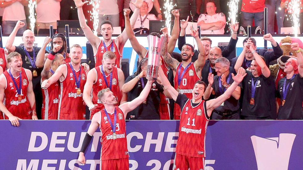 Die Bayern-Basketballer jubeln über den Meistertitel. Foto: Matthias Stickel/dpa