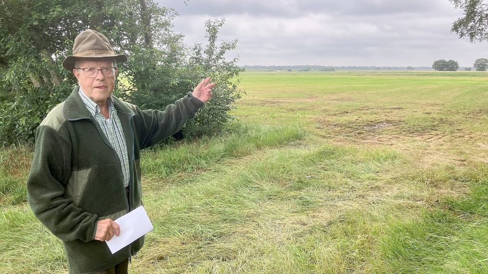 „Da hinten war es.“ Auf diesem Grünland in Lehe hat Hans Trecksel aus Papenburg verstümmelte Kadaver von Rehkitz und Enten entdeckt. Foto: Gerd Schade