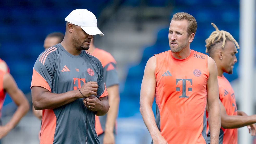 Trainer Vincent Kompany (l) im Gespräch mit Torjäger Harry Kane. Foto: Sven Hoppe/dpa