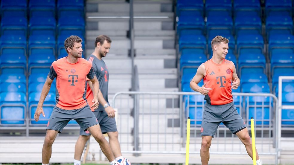 Thomas Müller präpariert sich für sein letztes (?) Bayern-Spiel. Rechts Joshua Kimmich. Foto: Sven Hoppe/dpa