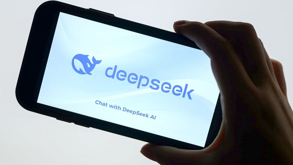 Die KI-App von DeepSeek soll wegen Verstößen gegen europäisches Recht aus den App-Stores von Apple und Google fliegen. (Archivbild) Foto: Patrick Pleul/dpa