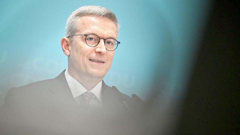 Digitalminister Wildberger hat sich dafür ausgesprochen, das europäische Digitalgesetz DSA konsequent durchzusetzen. (Archivbild) Foto: Sebastian Christoph Gollnow/dpa