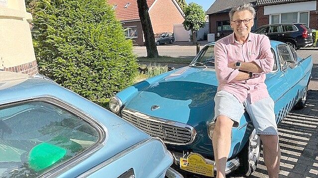 Filip Caby mit zwei seiner Volvos, vorne ist das Heck eines „Schneewittchensargs“ zu sehen. Fotos: Gerd Schade
