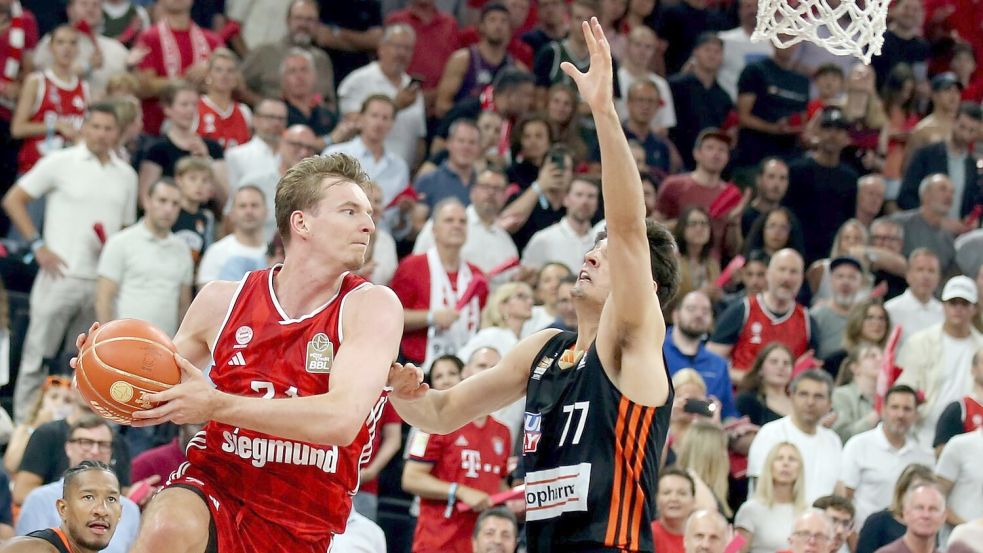 Justus Hollatz (links) und Ben Saraf kämpfen um den Ball. Foto: Matthias Stickel/dpa