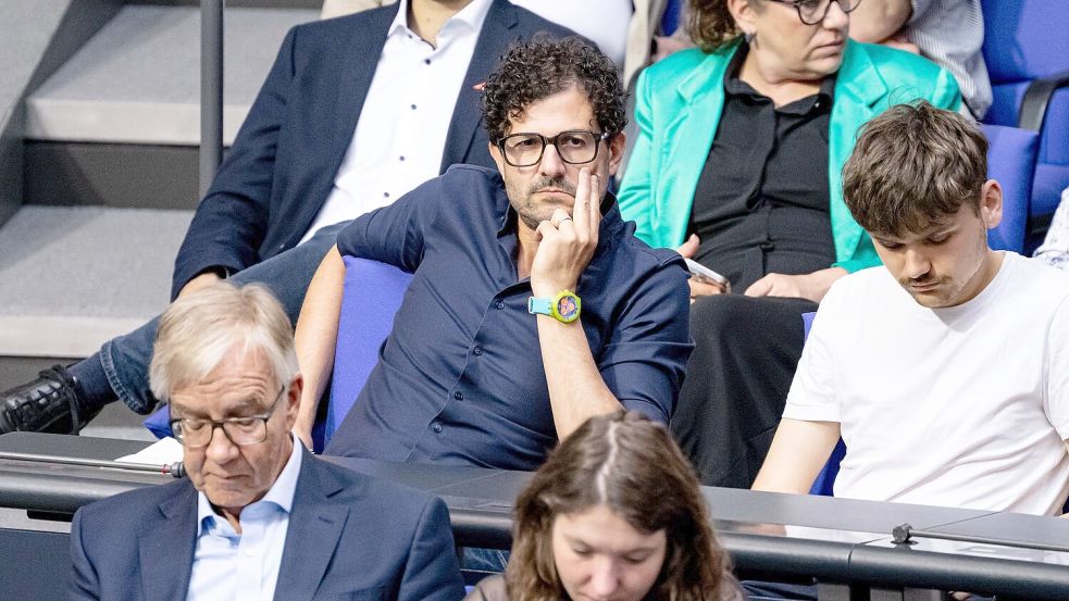 Luigi Pantisano (Linke) kassierte für seine Zwischenrufe einen Ordnungsruf von Bundestagspräsidentin Julia Klöckner. Foto: Fabian Sommer/dpa