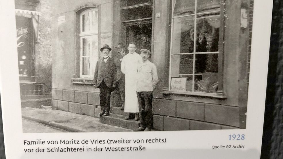 Moritz de Vries (Zweiter von rechts) im Kreise seiner Familie vor der Schlachterei in der Westerstraße. Foto: Oliver Bär