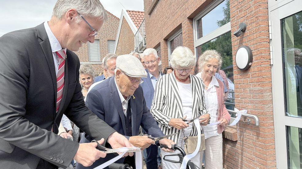 Bürgermeister Heiko Abbas (von links), der Holocaust-Überlebende Albrecht Weinberg und Anny Kaufmann vom Arbeitskreis Synagogenbrand eröffnen die Begegnungsstätte für das jüdische Leben. Foto: Oliver Bär