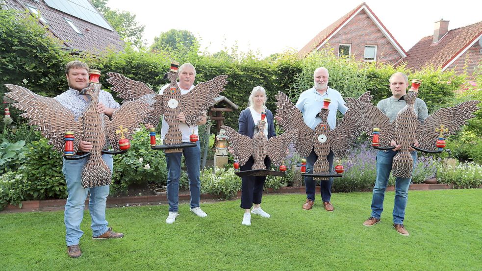 Adlerbauer Hermann Pörschke (Dritter von links) übergibt die Adler an den Vereinsvorsitzen Tobias Kanne (links), Gerold Bruns (Zweiter von links.), Birgit Vocks und Hendrik Hinrichs (rechts). Foto: Hans Passmann