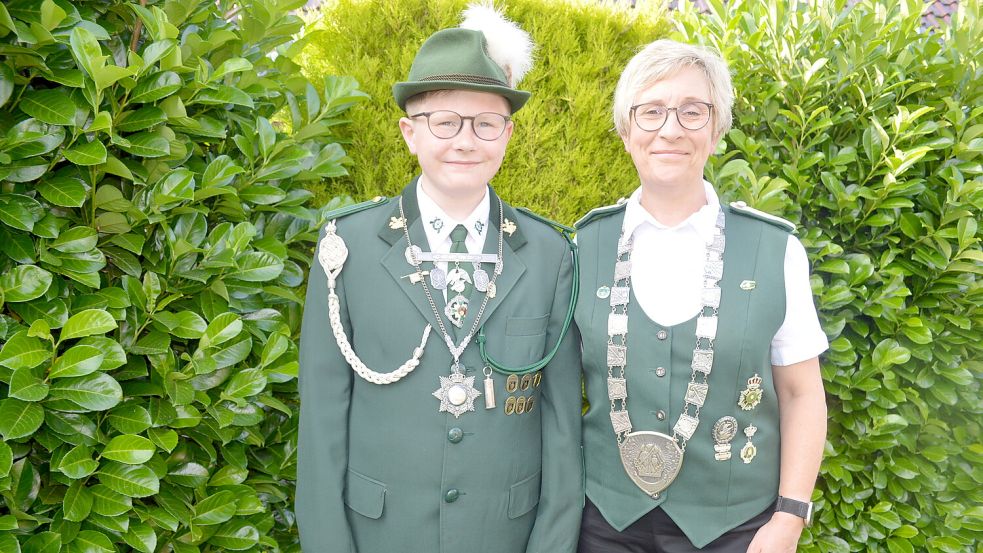 Jenke Lühring (amtierender Schülerkönig) und Silvia Lühring (Schützenkönigin des Schützenvereins Holterfehn) blicken auf ein unvergessliches Schützenjahr zurück. Foto: Holger Weers