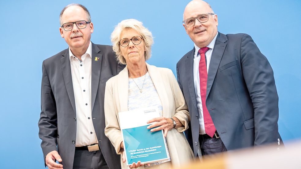Willen zum Kompromiss gezeigt: die Vorsitzende der Mindestlohnkommission Christiane Schönefeld sowie DGB-Vorstand Stefan Körzell (links) und BDA-Hauptgeschäftsführer Steffen Kampeter. Foto: dpa/Michael Kappeler