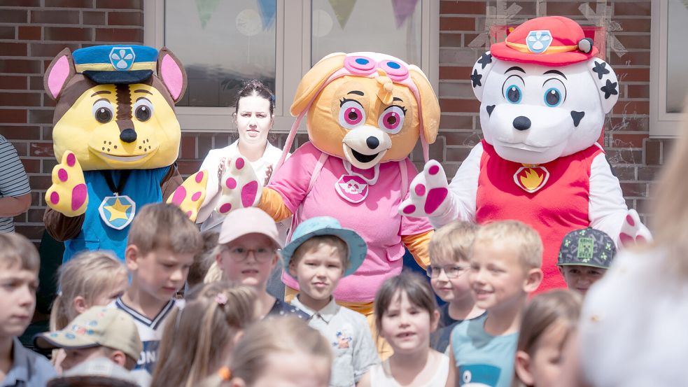 Die Helden aus der Kinderserie „Paw Patrol“ sorgen für leuchtende Kinderaugen. Foto: Gemeinde/Beening