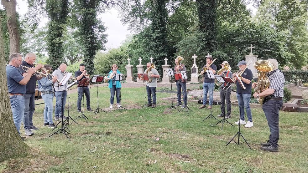 Auch in Backemoor gab es für die Kommission zur Begrüßung ein Ständchen vom Posaunenchor. Danach sang der Chor Akzente in der Kirche. Fotos: Scherzer