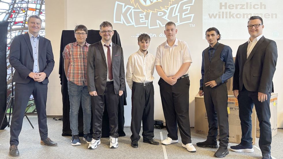 Schulleiter Stefan Schubert-Kiemes (von links) verabschiedete während der Abschlussfeier die Schüler Leon Pohland, Kevin Beckers, Enrico Wagner, Jeremy Dat, Aleksandro Ahmetovic und Dennis Kloppenburg. Foto: Ammermann