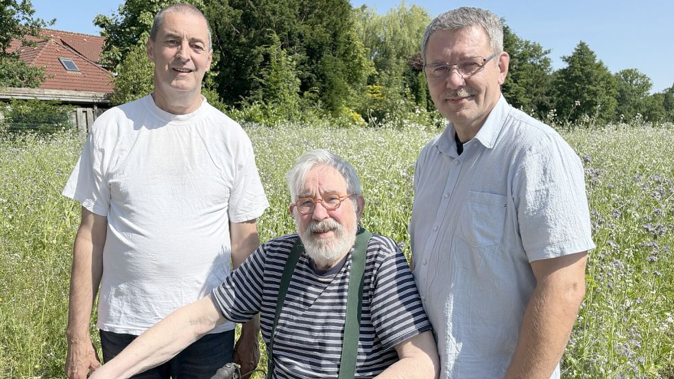 Arthur Ackermann, Klaus Schmidt und Ralf Goldenstein (von links) erfreuen sich jeden Tag am Anblick ihrer Blühwiese. Foto: Deike Terhorst