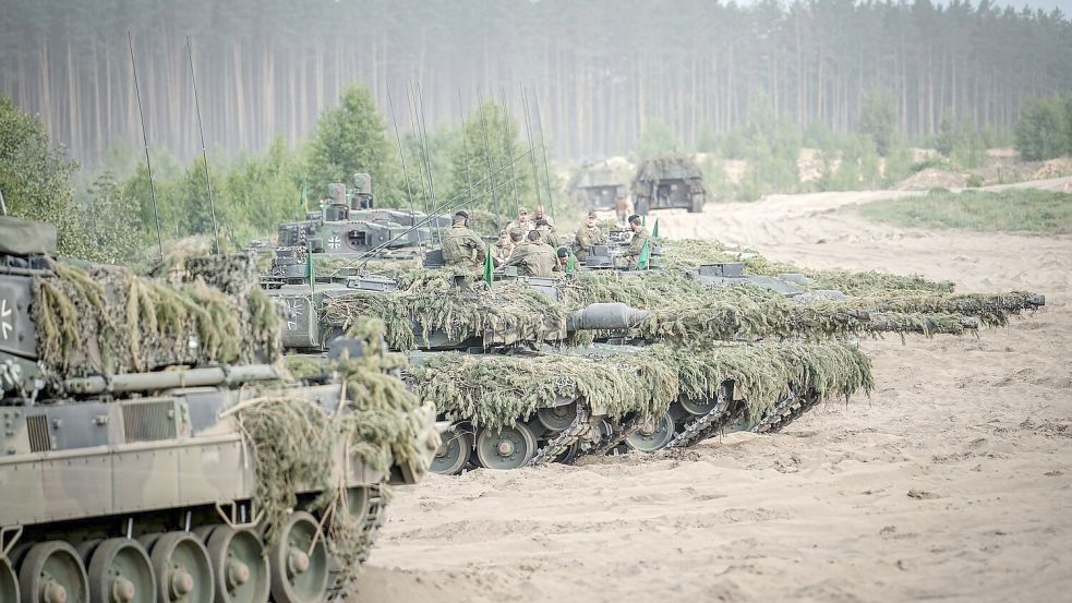 Leopard-2-Panzer der Bundeswehr bei einer Übung - die deutschen Streitkräfte sollen in den kommenden Jahren besser bewaffnet werden. Foto: Kay Nietfeld/dpa