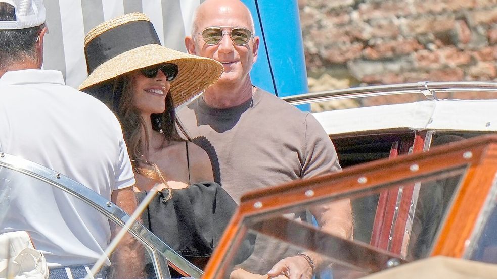 Am Tag nach der Hochzeit lassen sich Jeff Bezos und seine Frau Lauren in „Harry’s Bar“ bringen. Foto: Luca Bruno/AP/dpa