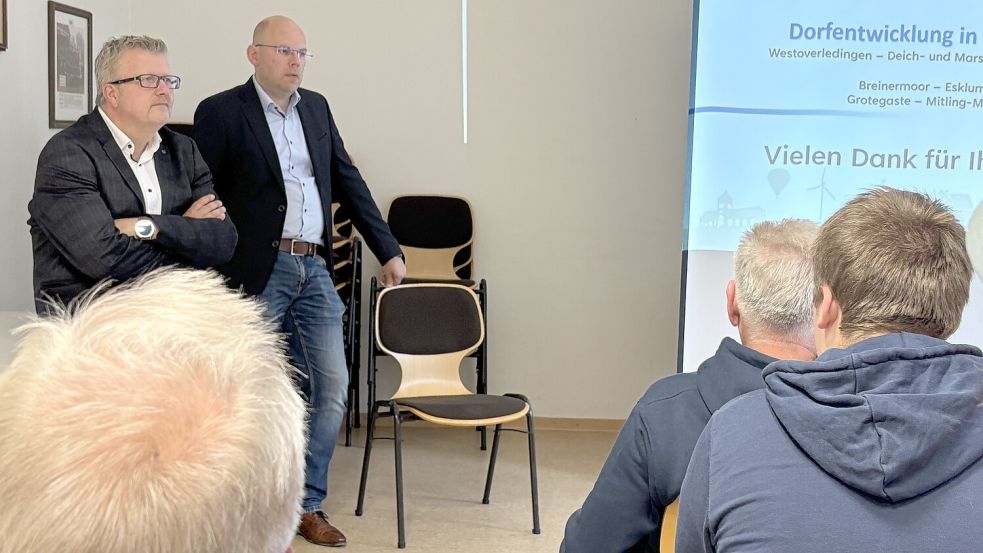 Westoverledingens Bürgermeister Theo Douwes (links) und Verwaltungsmitarbeiter Christian Ortmann, er ist Fördermittelmanager bei der Gemeinde, stellten sich den Fragen der Einwohner. Foto: Carsten Ammermann