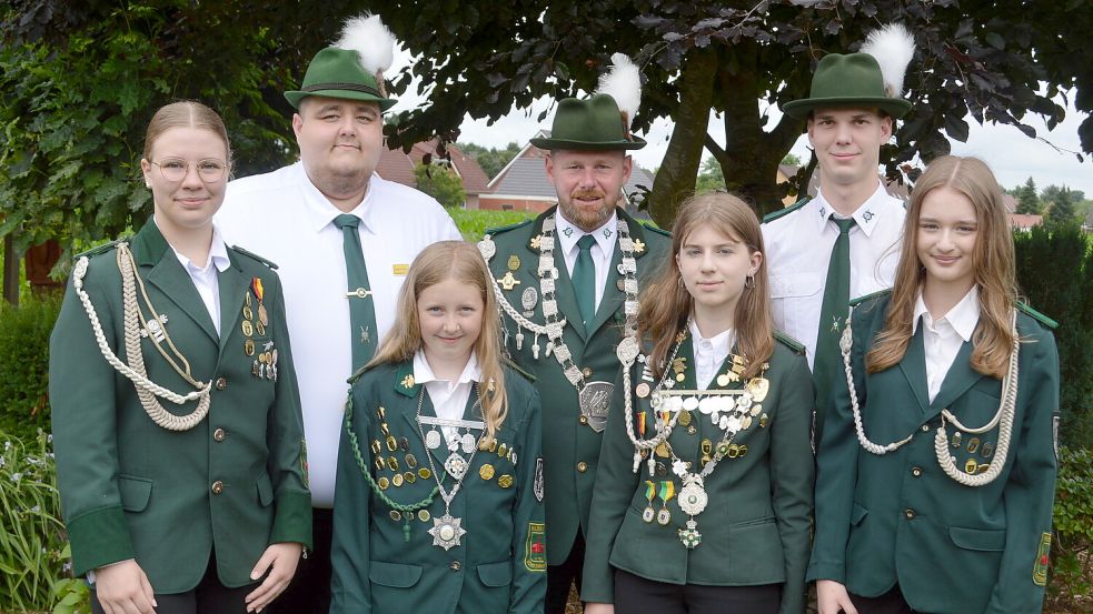 Das neue Königshaus des Schützenvereins Holterfehn (hintere Reihe von links) Keno de Freese, Thomas de Freese (Schützenkönig), Jeremy Körte sowie (vordere Reihe) Christina Schulte, Jona Stumpe (Schülerkönigin), Laura Troitzschel (Jugendkönigin) und Alina Bluhm. Fotos: Holger Weers