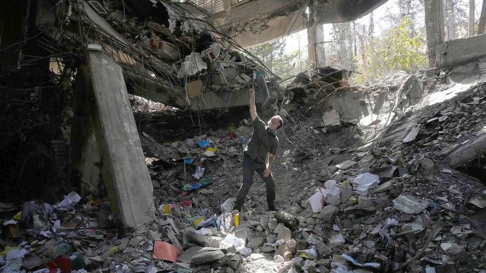 Ein Mann zeigt auf Schäden im Bürogebäude des Ewin-Gefängnisses in der iranischen Hauptstadt. Foto: Vahid Salemi/AP/dpa