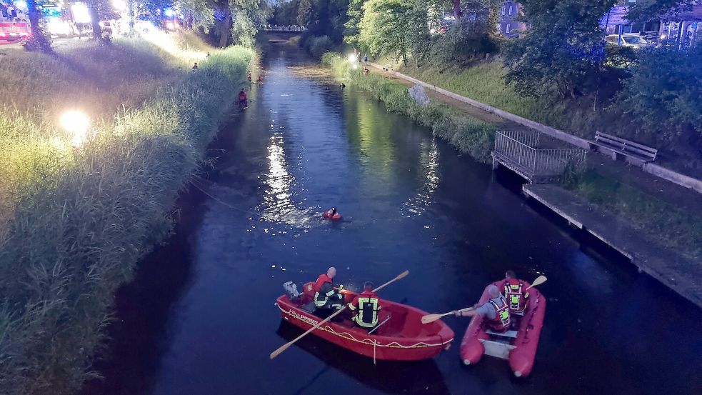 Mit Booten wurde nach dem Vermissten gesucht. Foto: Jan-Marco Bienhoff