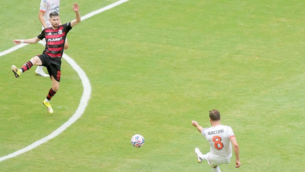 Leon Goretzka zieht präzise aus der Distanz ab und trifft zum 3:1 für die Bayern. Foto: Marta Lavandier/AP/dpa