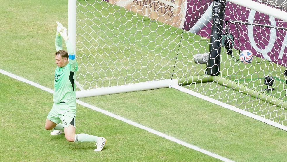 Beim ersten Gegentor kann Manuel Neuer die Fäuste nicht schnell genug in die Höhe reißen. Foto: Marta Lavandier/AP/dpa
