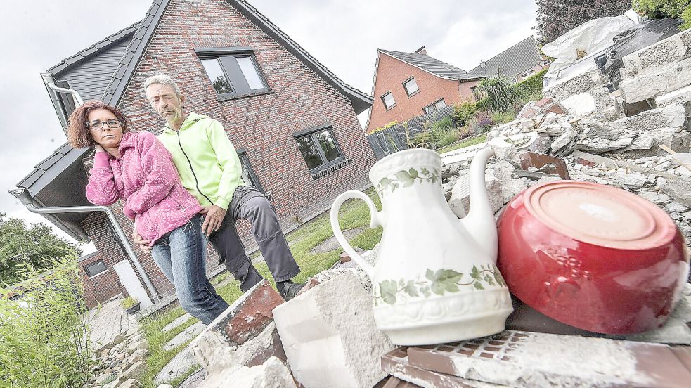 Das Ehepaar Niewind steht vor dem Haus, das sie mehr kostet als geplant. Foto: Klaus Ortgies