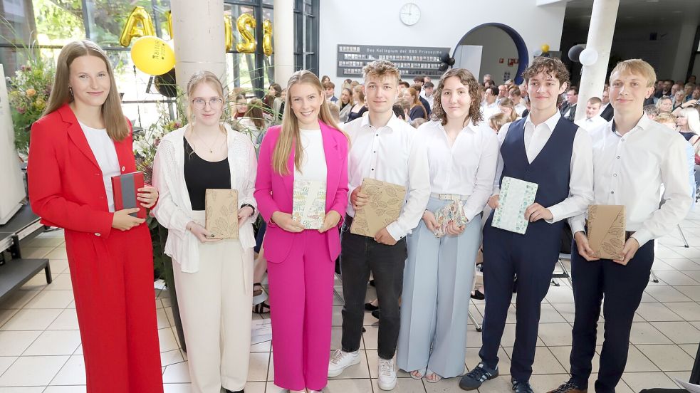 Auszeichnung für hervorragende Leistungen (von links): Mirja Meyer, Joline Tecklenburg, Dorothee von Hammel, Matti Rießelmann, Alina Spadi, Jonte Fortwengel und Simon Perzul. Foto: Hans Passmann