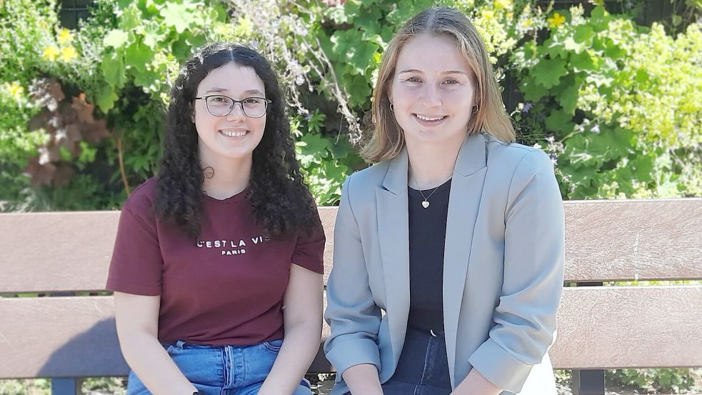 Laura Willms (links) und Mareike Neeland haben jeweils ihre Prüfung bestanden. Foto: Gemeinde Ostrhauderfehn