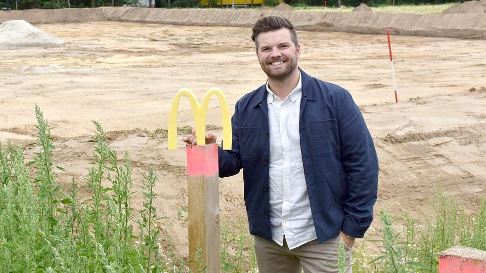 Gerade haben mit dem Ausheben der Baugrube die Arbeiten am neuen McDonald's begonnen. Wenn alles gut läuft, so Betreiber Stefan Timme, wird „Ende Oktober der erste Hamburger über die Theke gehen“. Foto: Kühn