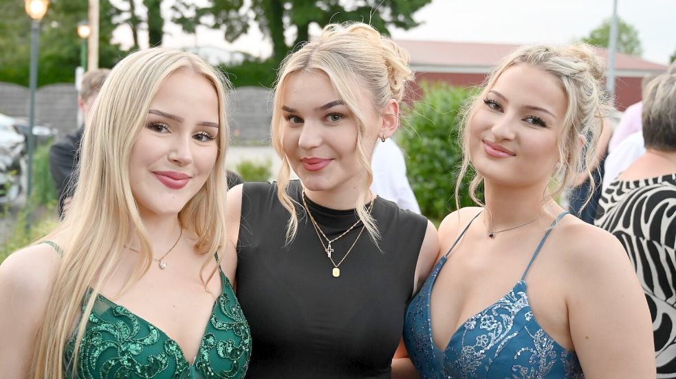 Festlich gekleidet feierten diese drei jungen Frauen des Albrecht-Weinberg Gymnasiums ihren Abiball bei Hilling in Papenburg. Fotos: Heiner Lohmann