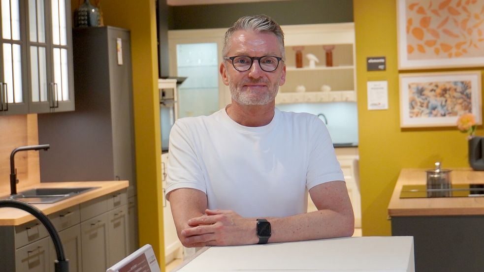 In der Küchenausstellung: Manfred Kassens sorgt in seinem Unternehmen für Abwechslung. Foto: Mirco Moormann