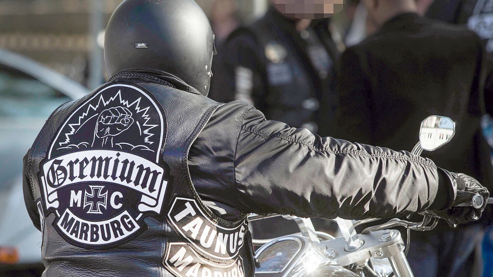 Ein Mitglied des Motorradclubs Gremium. In der Zeit von Donnerstag bis Sonntag, 3. bis 6. Juli, trifft sich der Club in Halbemond. Die Polizei erwartet weit mehr als 1000 Teilnehmer aus dem Rockermilieu. Foto: DPA