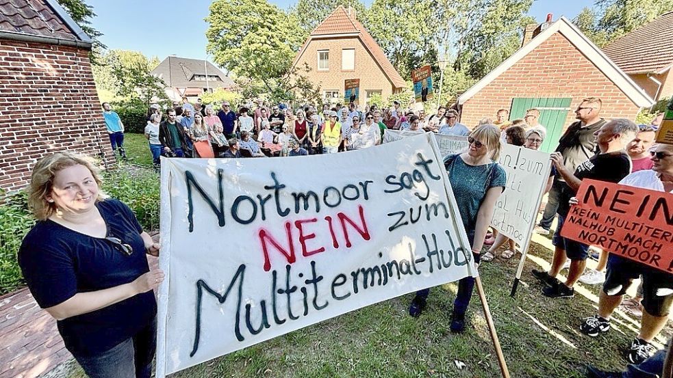 Etwa 120 Nortmoorer hatten sich vor dem Dörphus versammelt. Foto: Klaus Ortgies