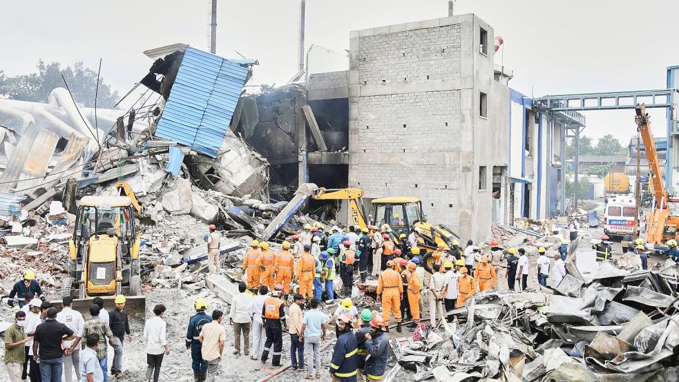 Rettungskräfte suchen nach einer Explosion und einem Brand in einer Pharmafabrik in einem Industriegebiet in der Nähe von Hyderabad nach Überlebenden. (Foto Archiv) Foto: Uncredited/AP/dpa