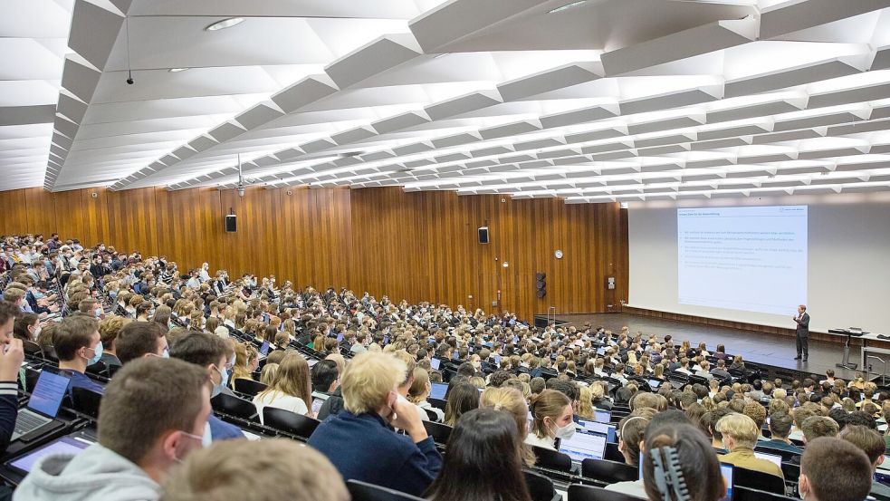 Die Zahl der Studiengänge ohne Zugangsbeschränkungen steigt in Deutschland weiter an. (Archivbild) Foto: Rolf Vennenbernd/dpa