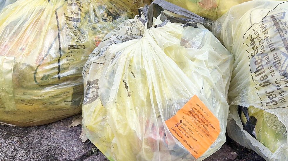 Offensichtlich falsch sortierter Müll wird von der Müllabfuhr mit einem Aufkleber versehen und an der Straße stehengelassen. Foto: Tatjana Gettkowski