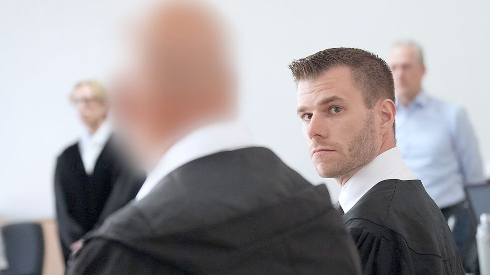 Der Angeklagte (l.) neben seinem Anwalt Christian Gotthardt (r.) im Gericht. Foto: dpa/Marcus Brandt