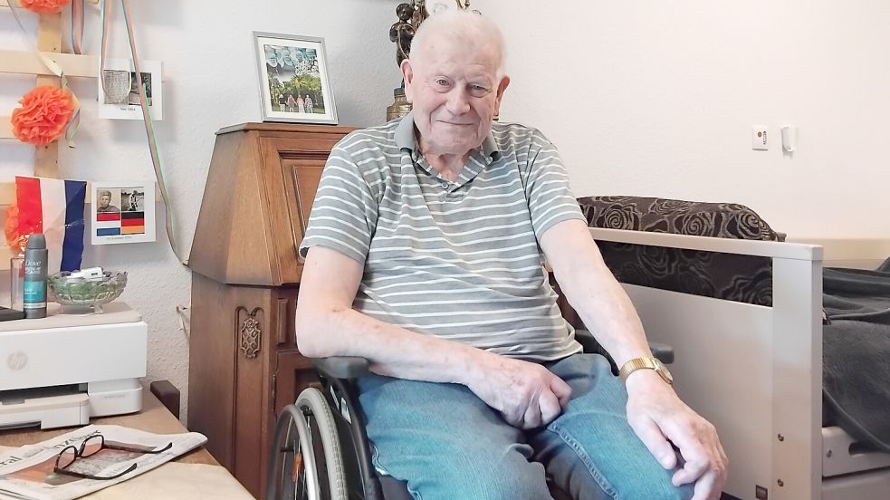 Pieter Schaap lebt in der Seniorenresidenz am Schwalbenweg in Flachsmeer. Foto: Clarissa Scherzer