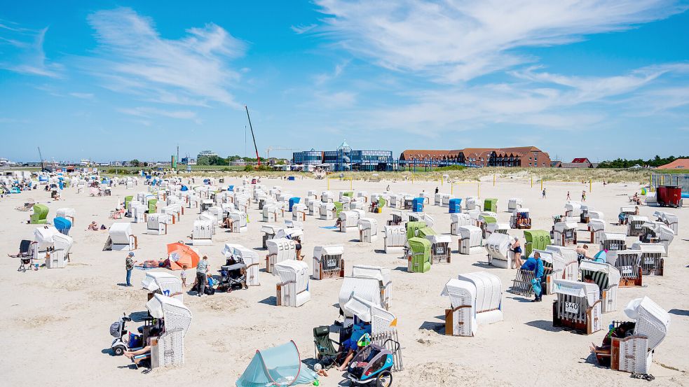 Immer noch einmal eine kühle Brise: Am Nordseestrand, hier in Norddeich, kann man es während der heißen Tage aushalten. Foto: dpa/Hauke-Christian Dittrich